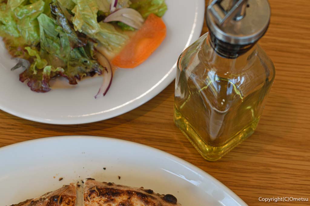 あきる野市のイタリアン「マエストロ ペスカ フィオーレ」の、ピッツァ用オイル