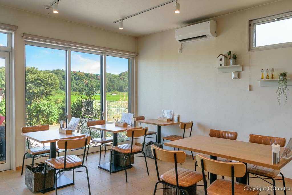 あきる野市のイタリアン「マエストロ ペスカ フィオーレ」の、店内