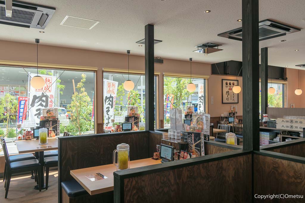 丸源ラーメン青梅店の、店内