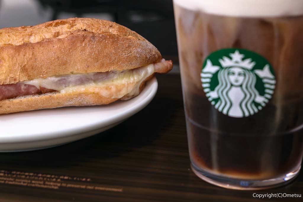 スターバックスコーヒーの、「コールドブリューコーヒー」と「ハム＆マリボーチーズ石窯フィローネ」