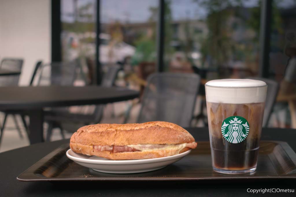 スターバックスコーヒーの、「コールドブリューコーヒー」と「ハム＆マリボーチーズ石窯フィローネ」