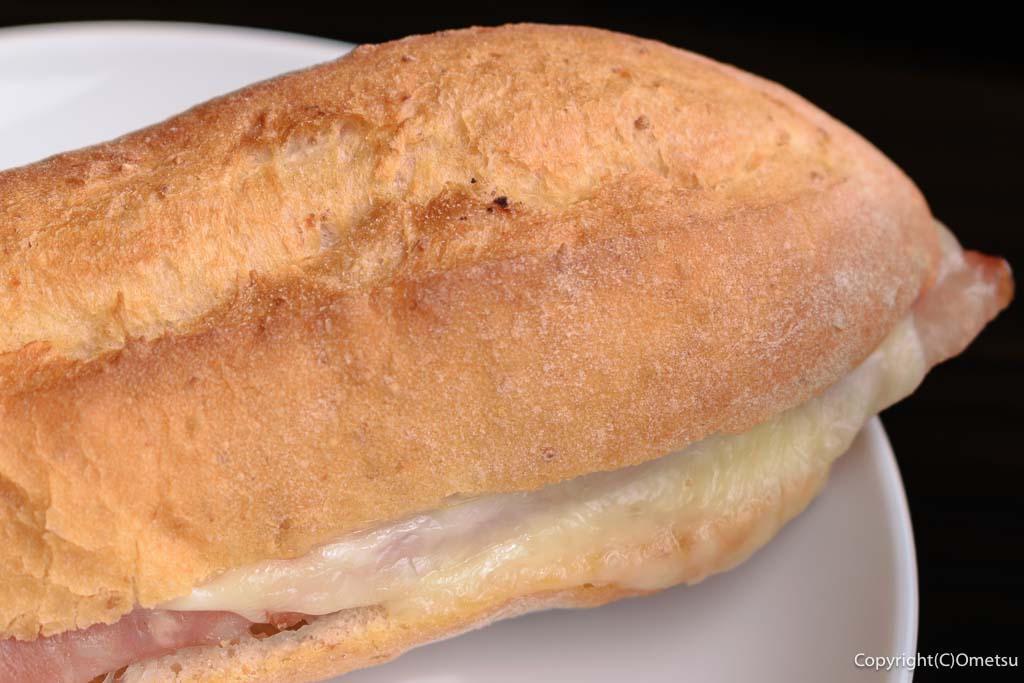 スターバックスコーヒーの、「ハム＆マリボーチーズ石窯フィローネ」