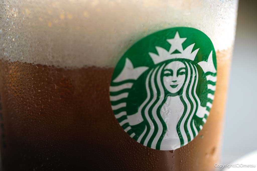 スターバックスコーヒーの、「コールドブリューコーヒー」バニラシロップとムースフォームをトッピング