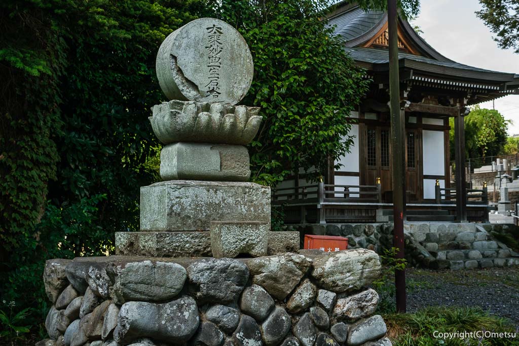 羽村市・一峰院の、大乗妙典一字石塔