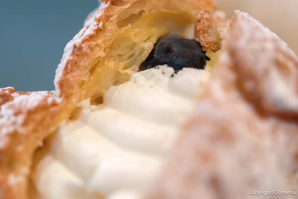 青梅市・菓子工房パルティールの、スワンシュークリームの、パイと、ブルーベリー