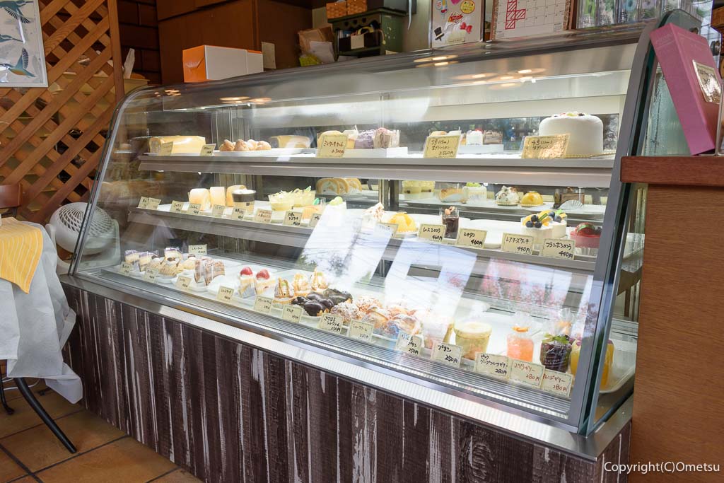 青梅市・菓子工房パルティールのショーケース