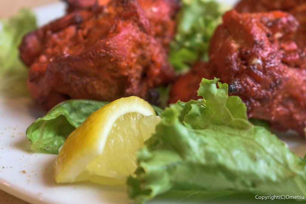 青梅市・青梅食堂の、チキンティッカのレモン