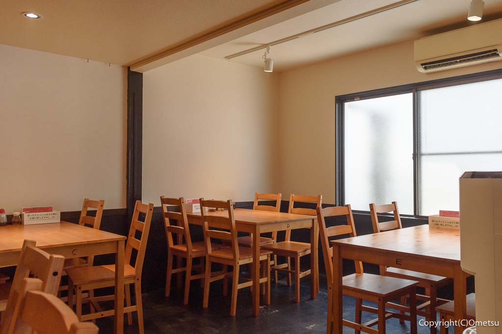 青梅市「ハイデン.コッコFACTORYサマンサ.タマサ 師岡町店」のテーブル席