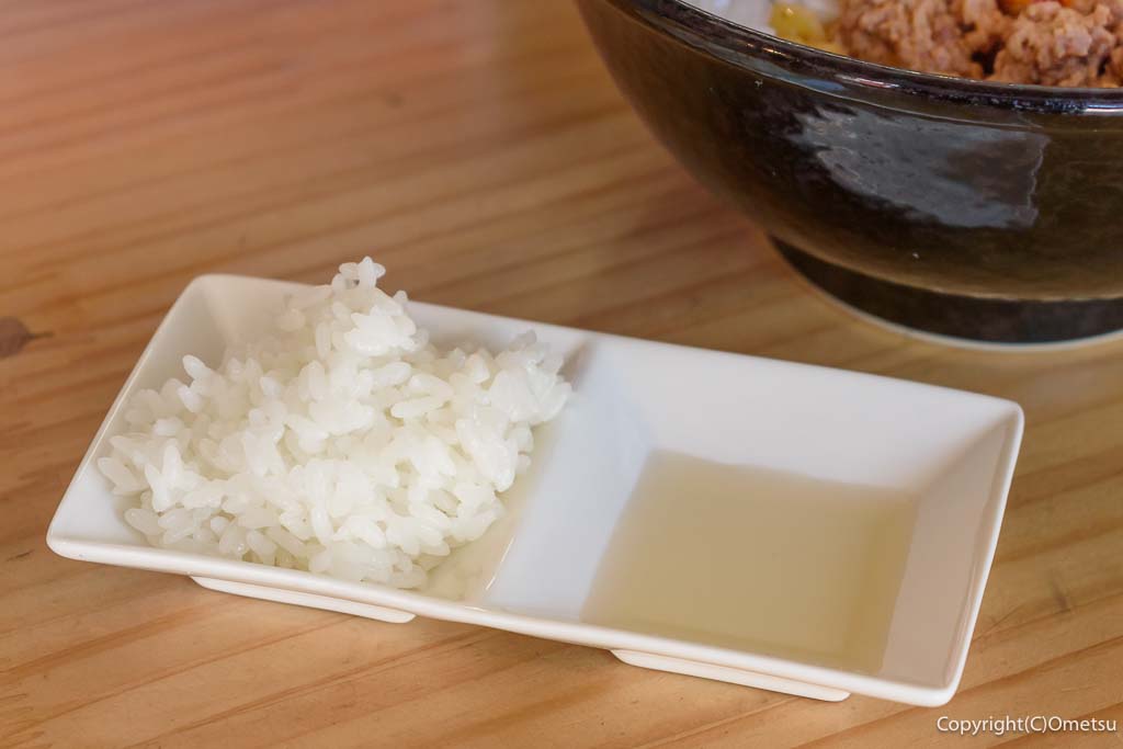 青梅市「ハイデン.コッコFACTORYサマンサ.タマサ 師岡町店」の、台湾まぜそばの、酢と白飯