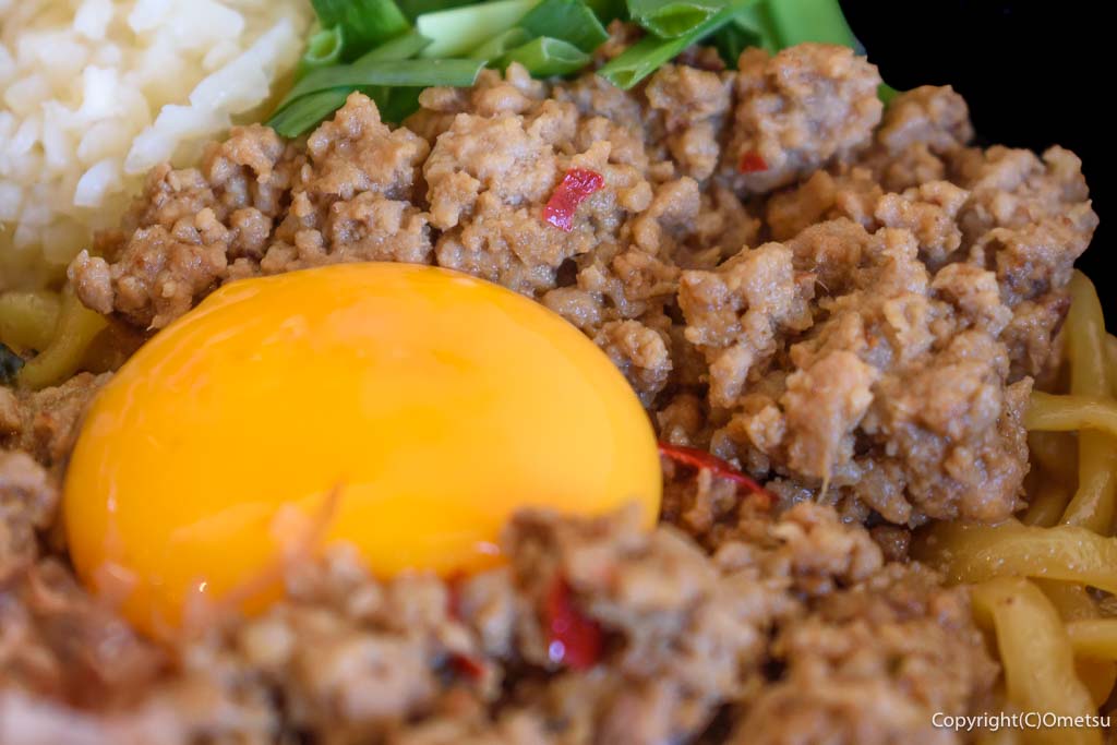 青梅市「ハイデン.コッコFACTORYサマンサ.タマサ 師岡町店」の「台湾まぜそば」の卵と、豚肉