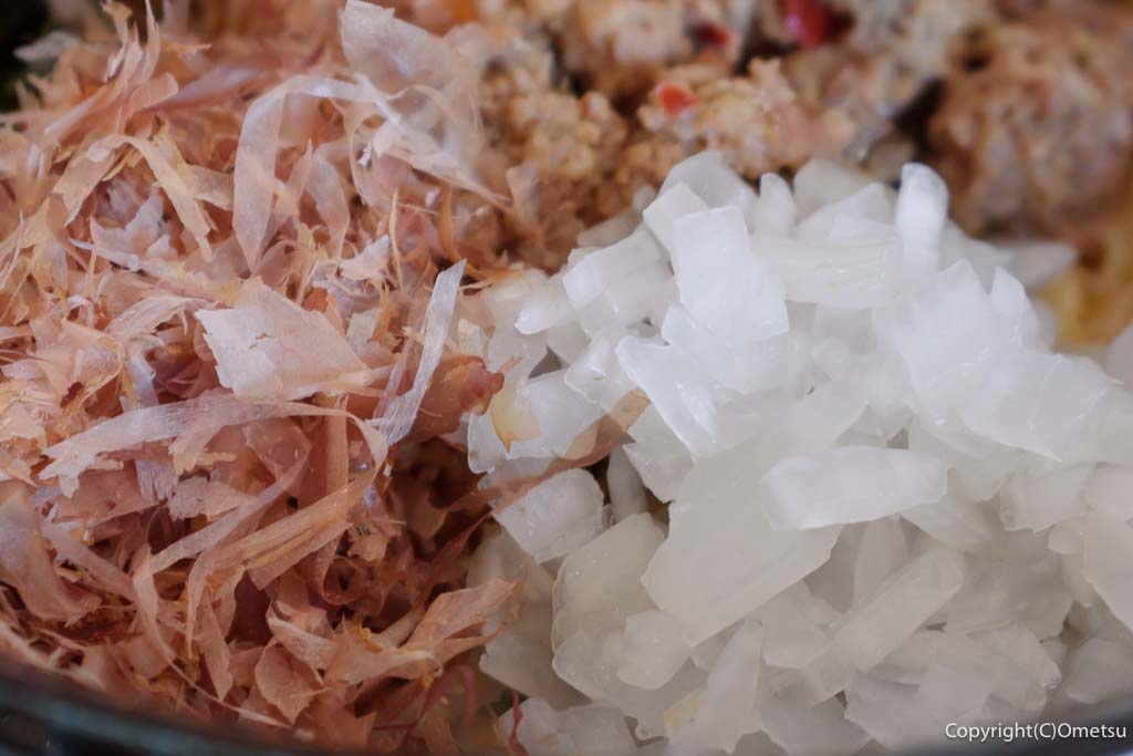 青梅市「ハイデン.コッコFACTORYサマンサ.タマサ 師岡町店」の「台湾まぜそば」のタマネギと、鰹節