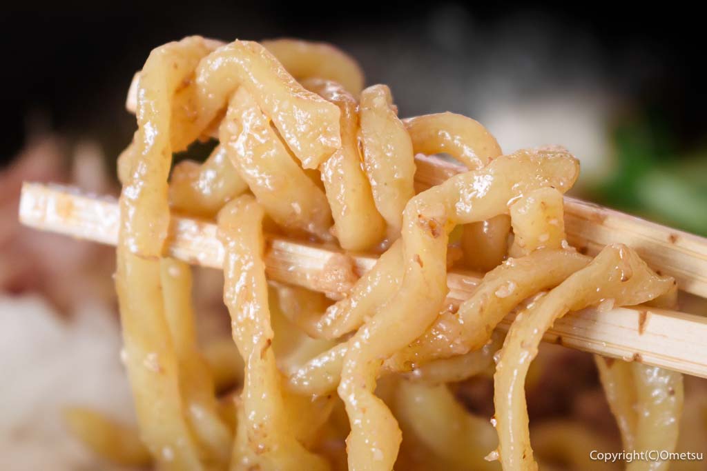 青梅市「ハイデン.コッコFACTORYサマンサ.タマサ 師岡町店」の「台湾まぜそば」の、麺