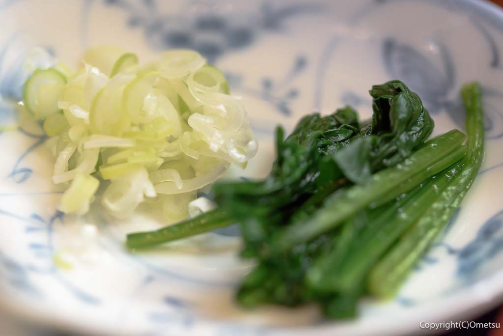 青梅市・千ヶ瀬の「手打ちうどん杉さん」の、肉汁うどんの薬味