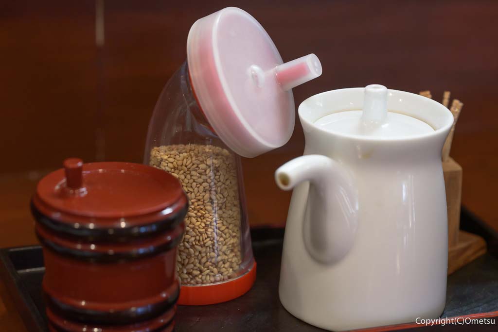 青梅市・千ヶ瀬の「手打ちうどん杉さん」の、卓上調味料