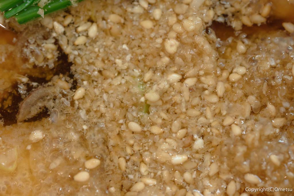 青梅市・千ヶ瀬の「手打ちうどん杉さん」の、肉汁と、すりゴマ