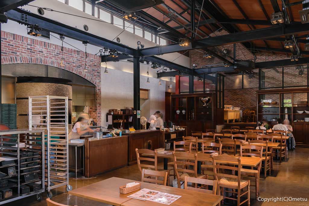 羽村「薪窯レストラン ZONAVOCE」の店内