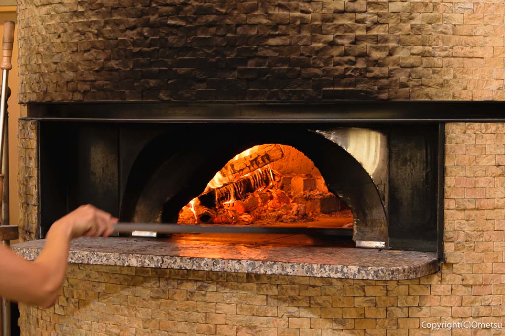 羽村「薪窯レストラン ZONAVOCE」の、石窯