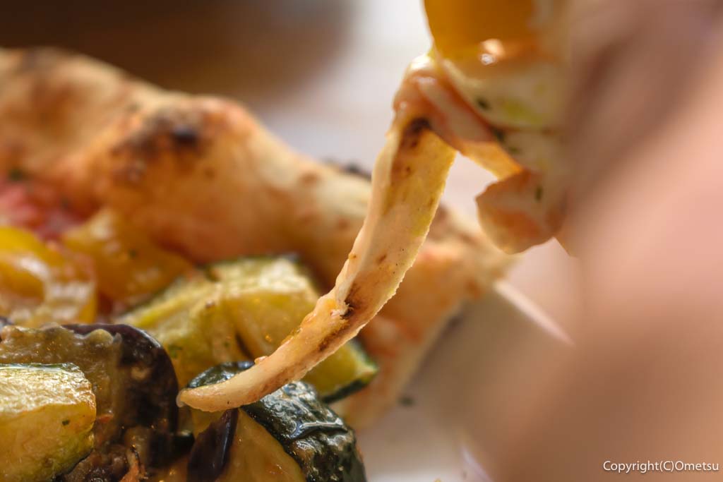 羽村「薪窯レストラン ZONAVOCE」の、オルトラーナ・ピッツアのチーズ