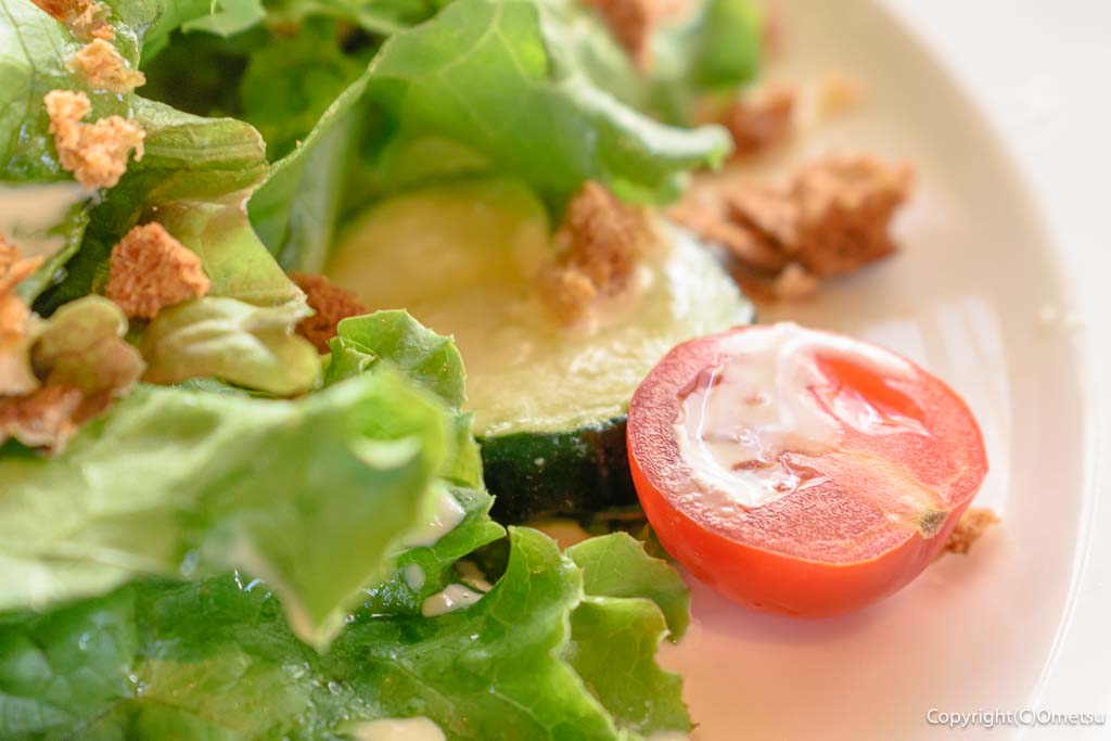羽村「薪窯レストラン ZONAVOCE」の、ランチセットの、サラダのトマト