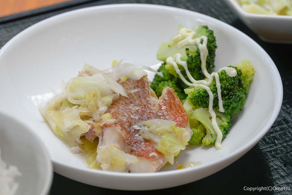 「ゆいま～る食堂 ひだまり」の、日替わり定食の、赤魚のナンプラー蒸し