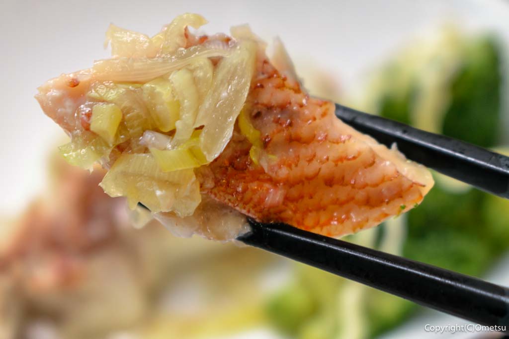 「ゆいま～る食堂 ひだまり」の、日替わり定食の、赤魚のナンプラー蒸しと、タマネギ