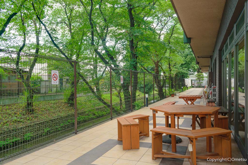 「ゆいま～る食堂 ひだまり」の、玉川上水と、テラス席