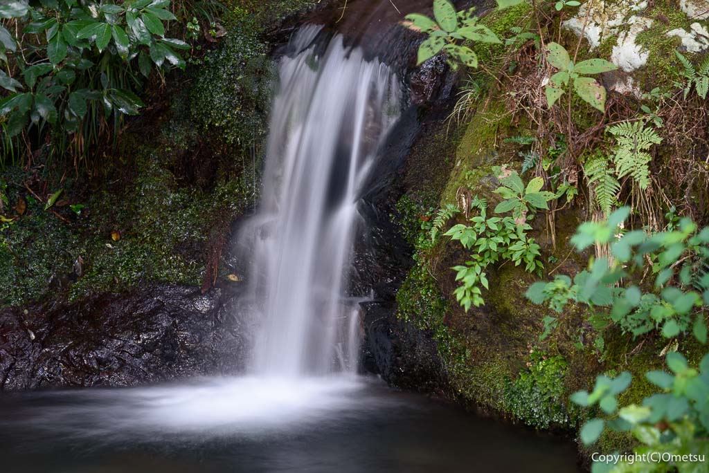 日の出山登山口付近の、滝