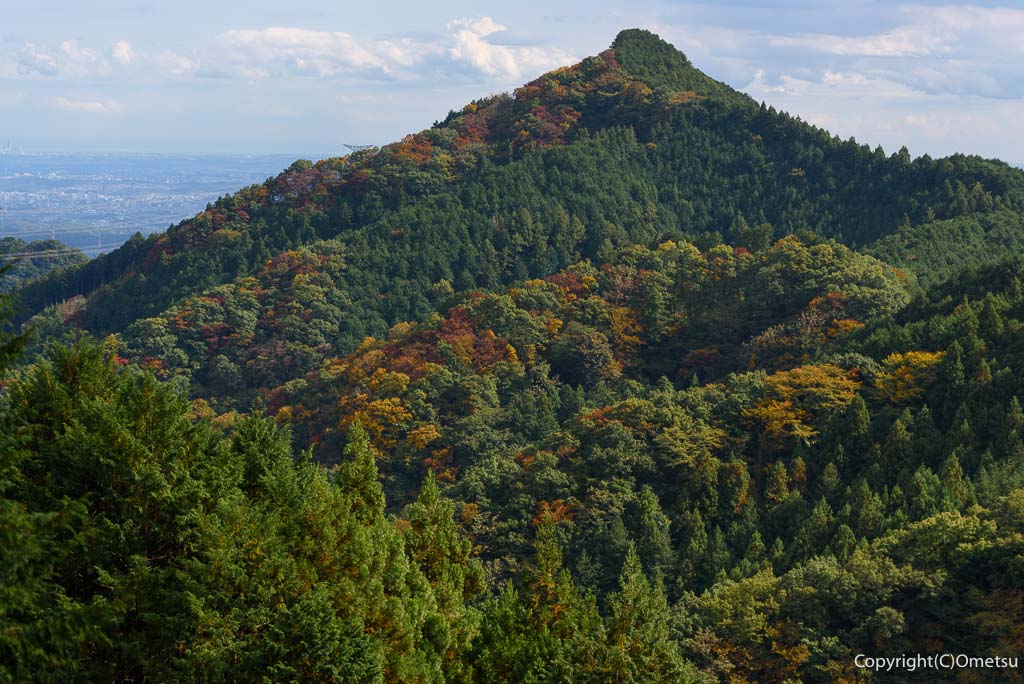 日の出山からの、麻生山