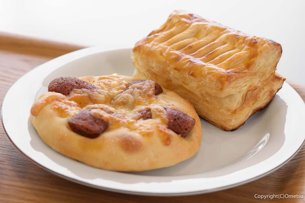 羽村市「スマイルカフェ」の、アップルパイと、ソーセージパン
