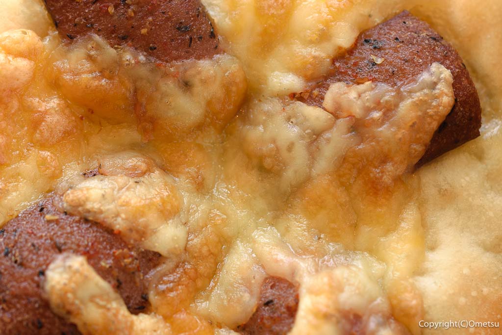 羽村市「スマイルカフェ」の、スパイスソーセージ・パンの、チーズ