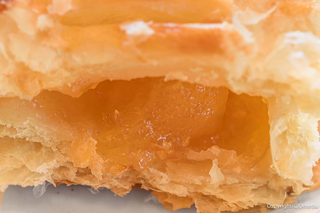 羽村市「スマイルカフェ」の、ふじりんごのパイの断面