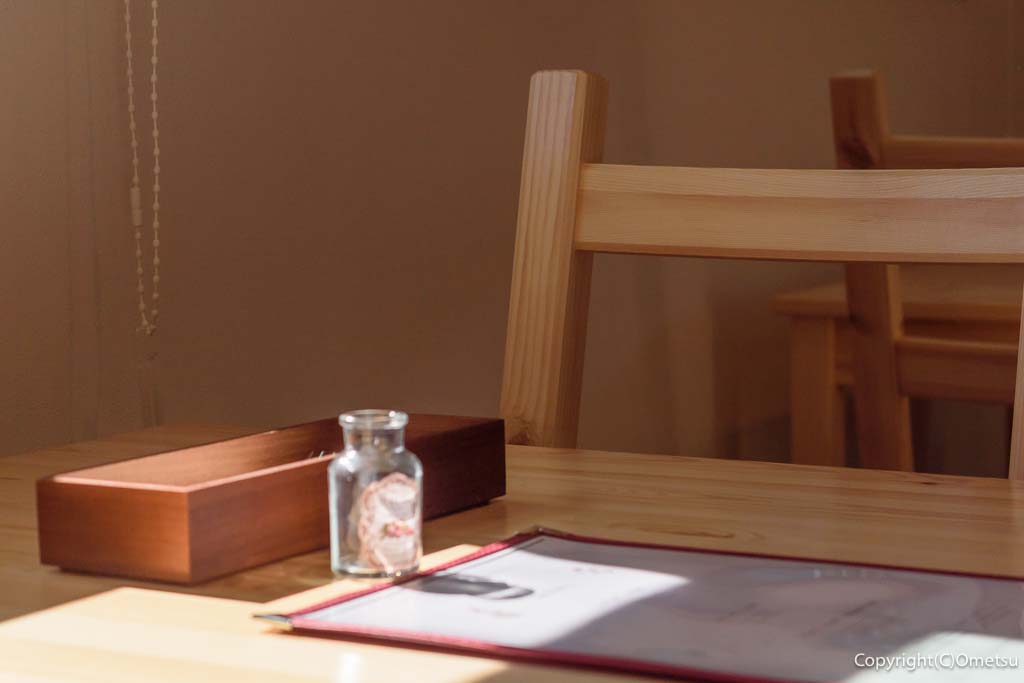 青梅市・柚木町の「なごみ屋」の窓際の光景