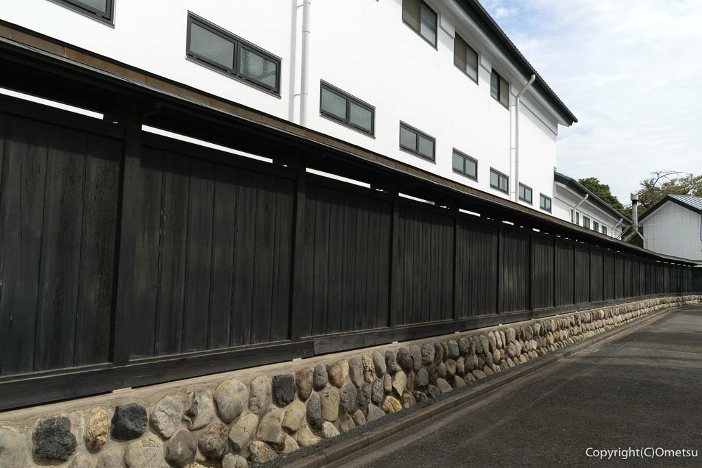 福生市の、田村酒造の外壁