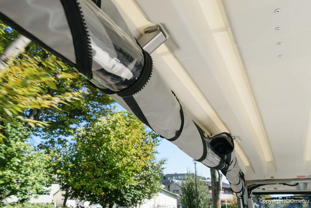 青梅市・実証運行の、グリーンスローモビリティの、側面・幌