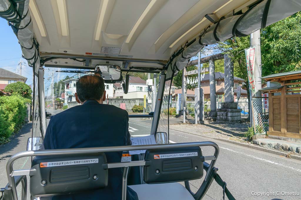 青梅市・実証運行の、グリーンスローモビリティの車内