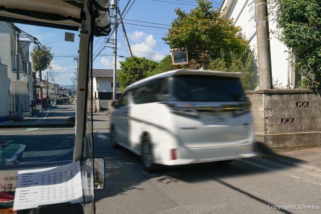 青梅市・実証運行の、グリーンスローモビリティの、車の待ち合わせ