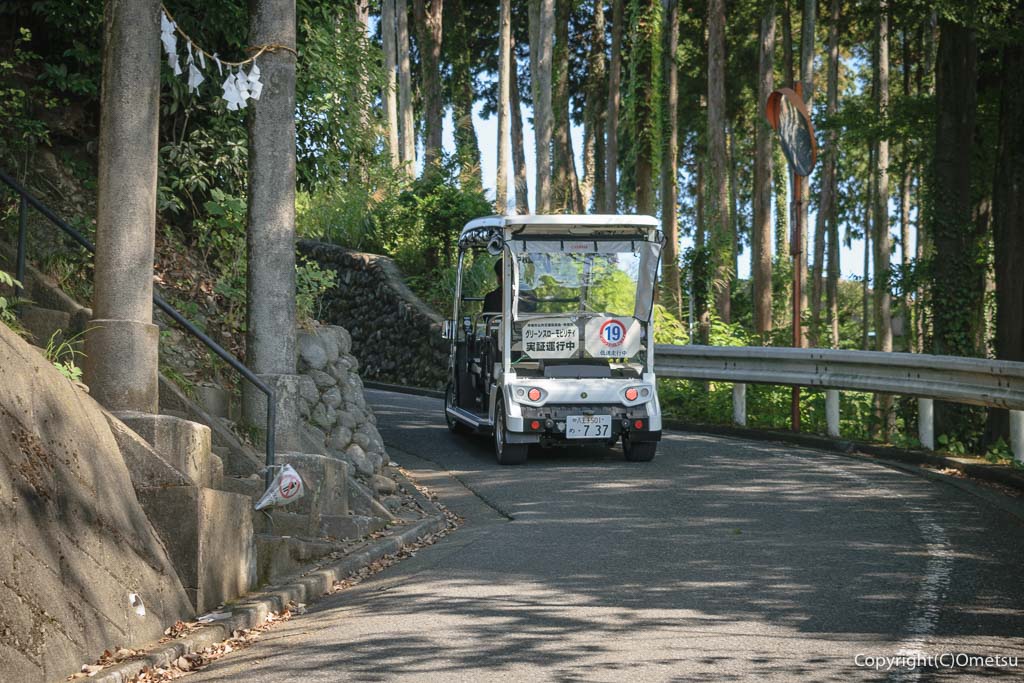 青梅市・実証運行の、坂道を上るグリーンスローモビリティ