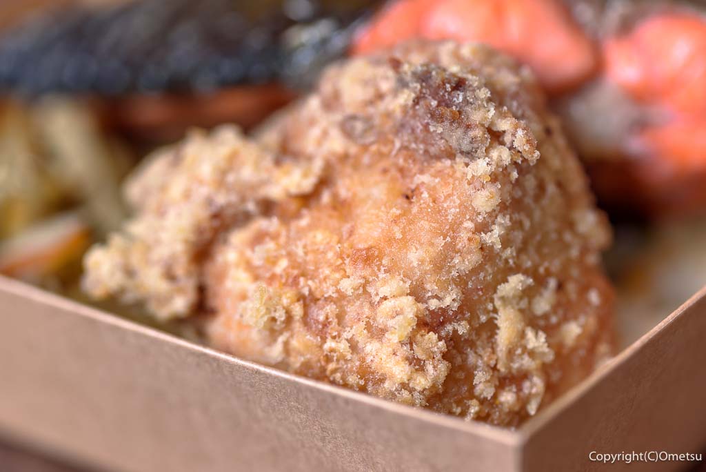 「奥多摩の台所」の、「究極のわさびのり弁」の、塩麹・唐揚げ
