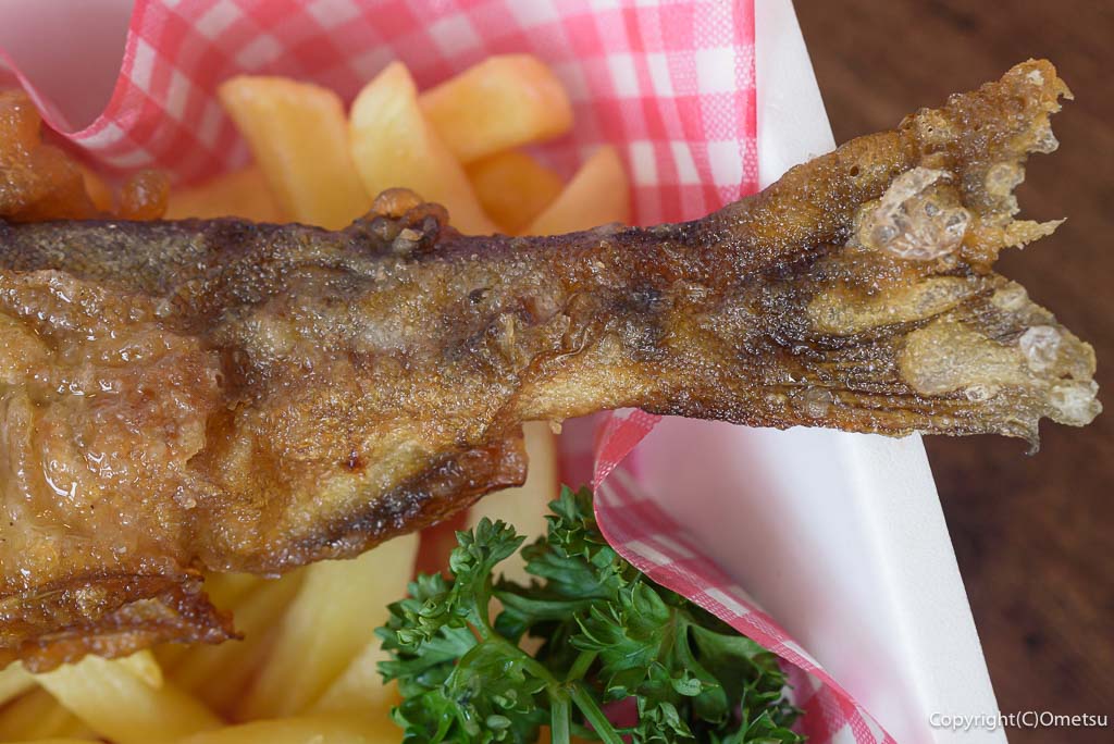 「奥多摩の台所」の、「ヤマメのフィッシュ＆チップス」の、ヤマメの尻尾