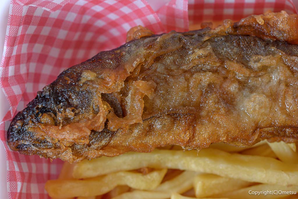 「奥多摩の台所」の、「ヤマメのフィッシュ＆チップス」の、ヤマメの唐揚げ