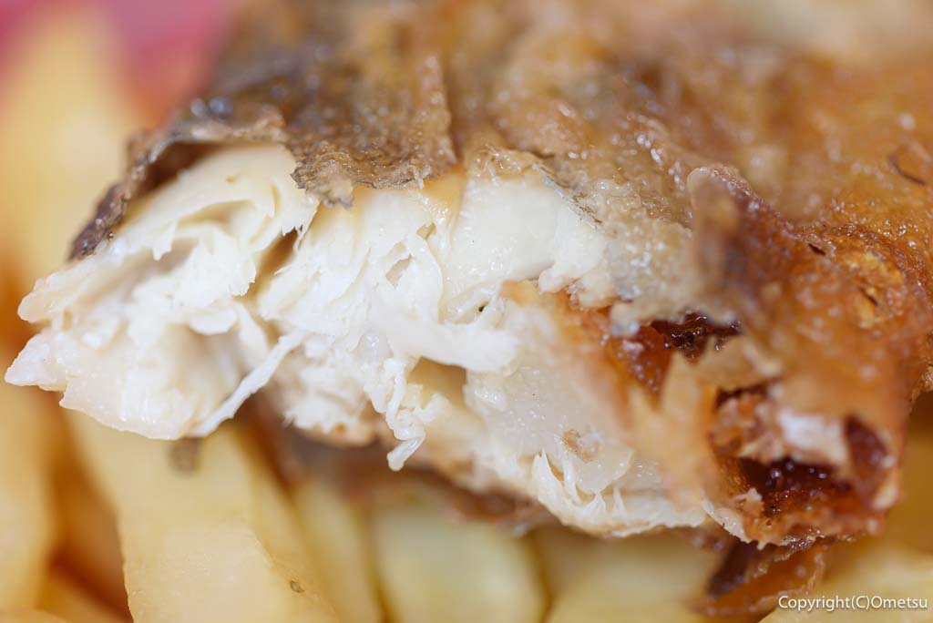 「奥多摩の台所」の、「ヤマメのフィッシュ＆チップス」の、ヤマメの白身