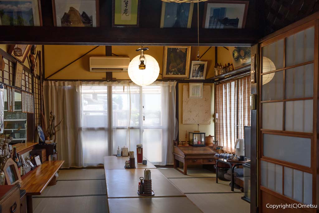 青梅市・長渕の、うどん店「草庵」の店内