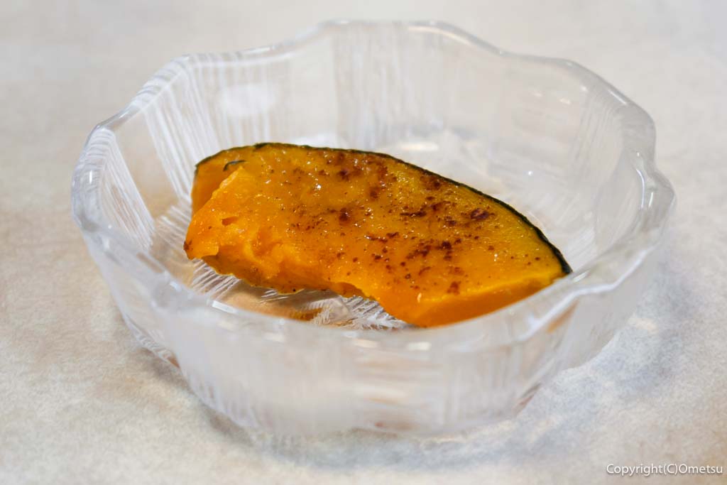 青梅市・長渕の、うどん店「草庵」の、お通しの、カボチャ