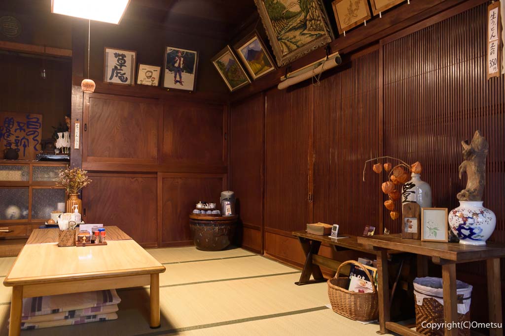 青梅市・長渕の、うどん店「草庵」の店内