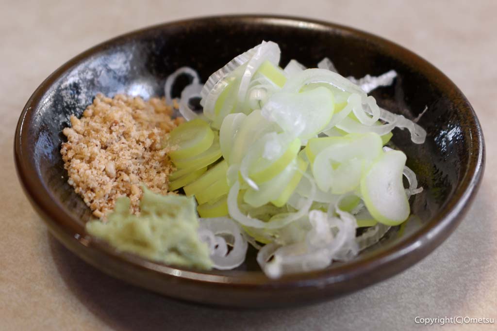青梅市・長渕の、うどん店「草庵」の、天ざるうどんの、薬味