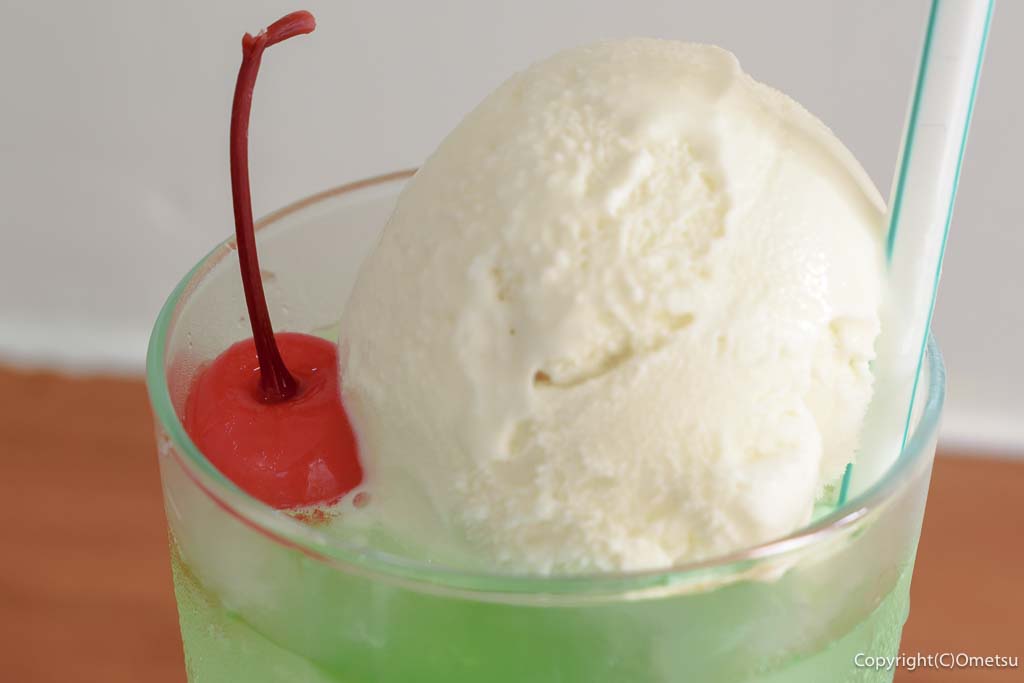 羽村市「雑貨や mummo」カフェスペースの、メロン・クリームソーダの、サクランボと、アイスクリーム