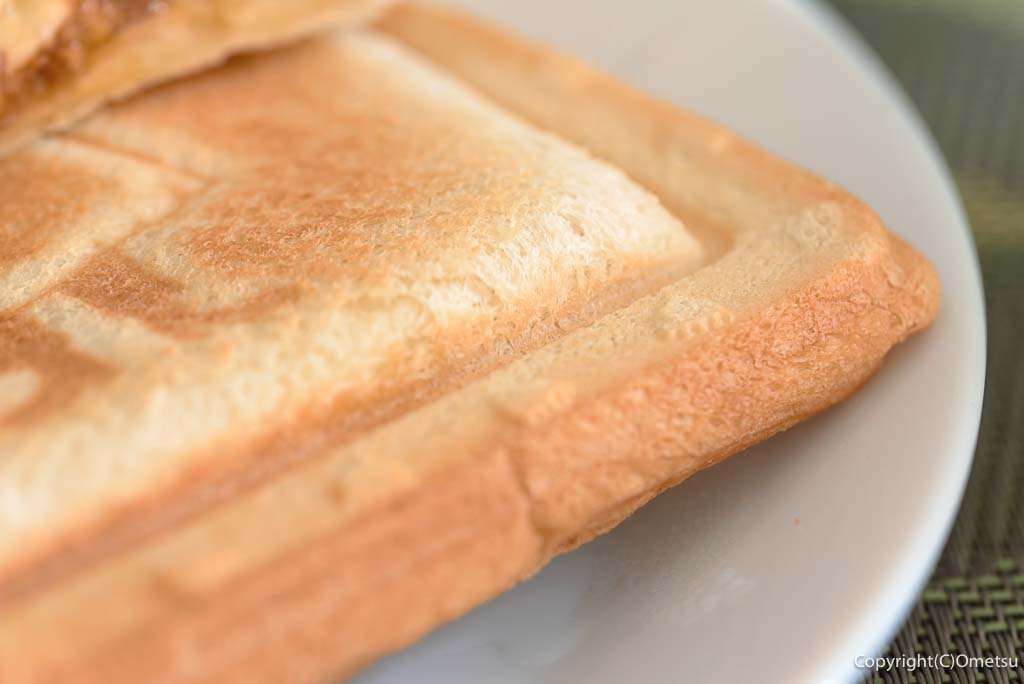 羽村市「雑貨や mummo」カフェスペースの、ミートチーズ・ホットサンドの、焼き目