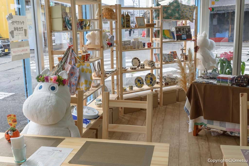 羽村市「雑貨や mummo」カフェスペースの、ムーミンぬいぐるみ