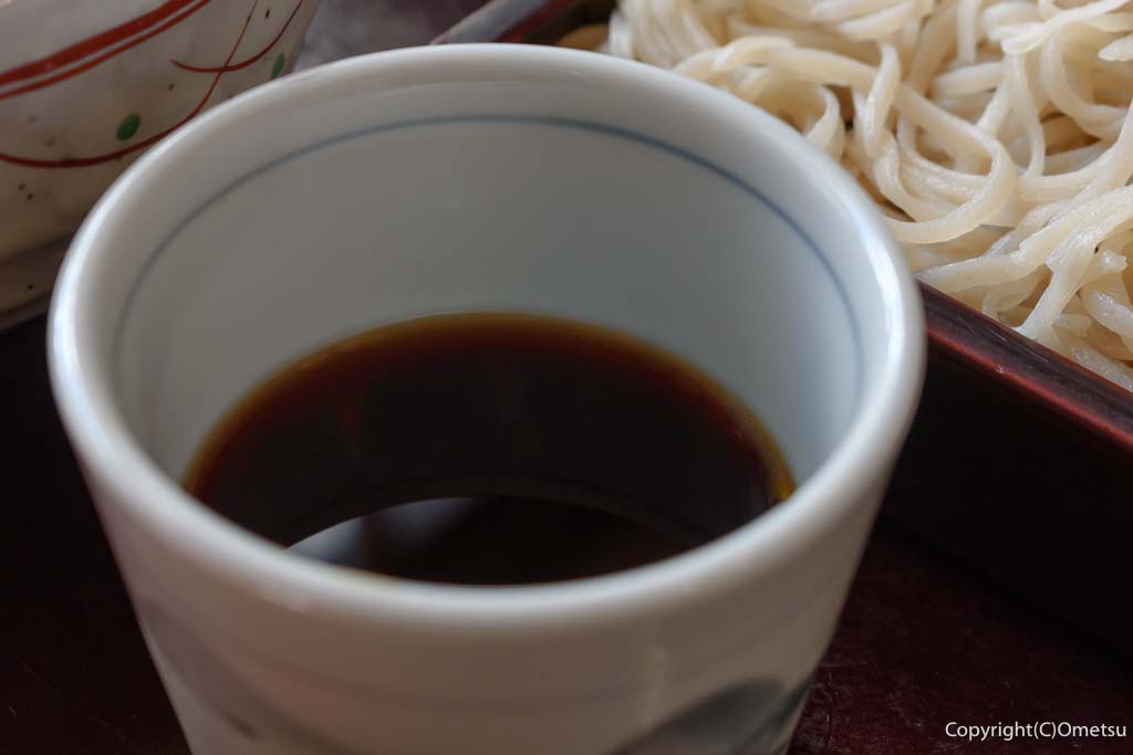 羽村市の蕎麦店「一作」の、蕎麦汁