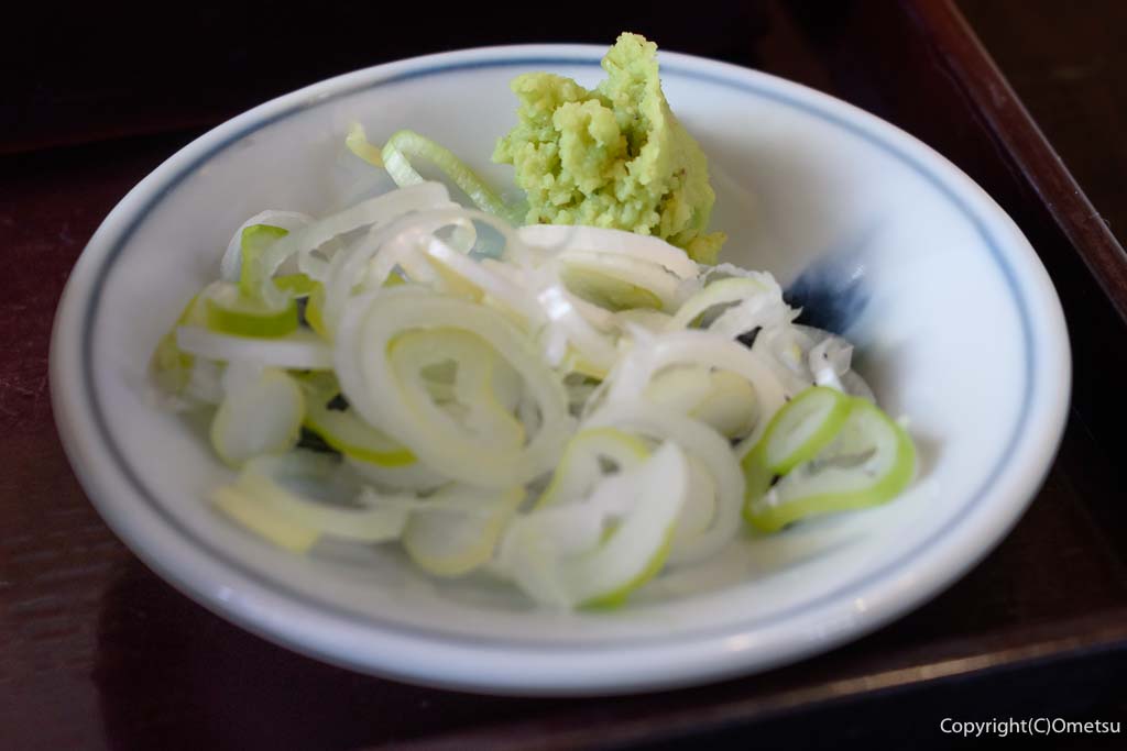 羽村市の蕎麦店「一作」の、せいろ蕎麦の薬味